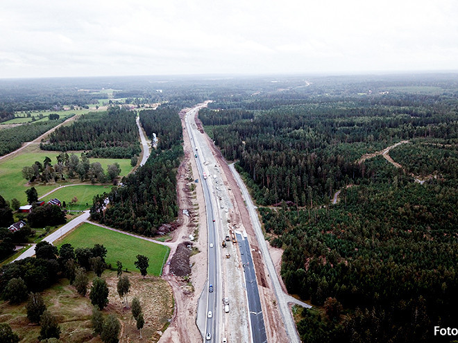 En motorväg med många bilar.
