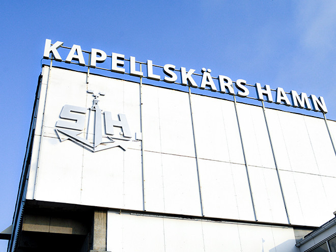 En stor vit skylt på en byggnad.