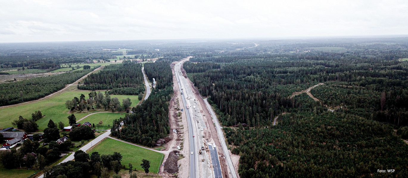 En motorväg med många bilar.