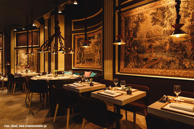 En restaurang med dekorativ väggbeklädnad.