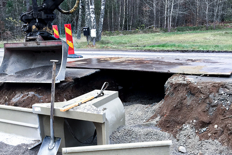 Grävskopa, spade, grodtunnel och barriärer.