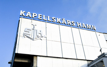 En stor vit skylt på en byggnad.