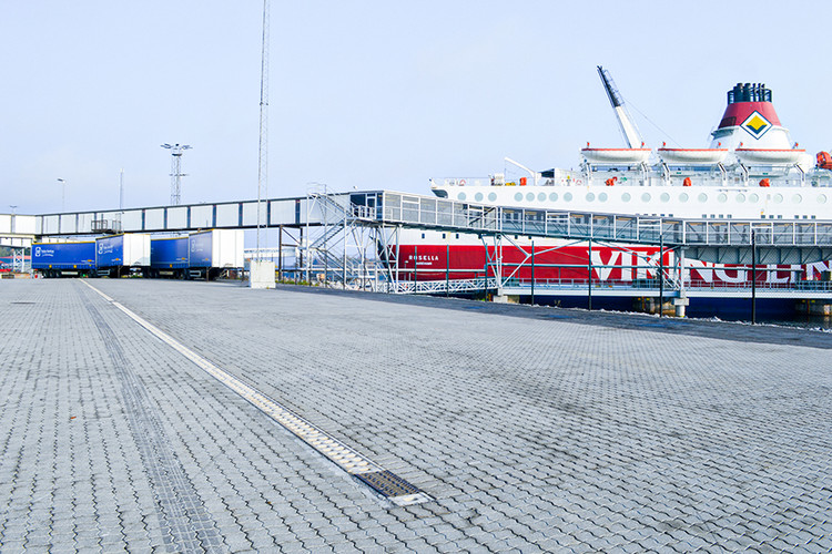 Hamnterminal med en stor röd färja.