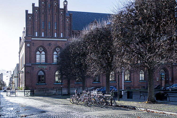 En stor tegelbyggnad med fönster och en imponerande arkitektur.