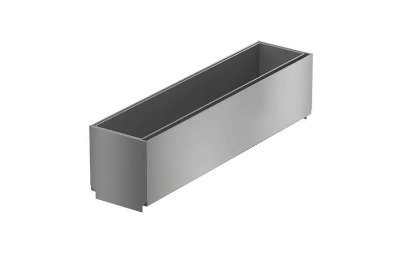 En rektangulär öppen låda av metall med spår till vänster.