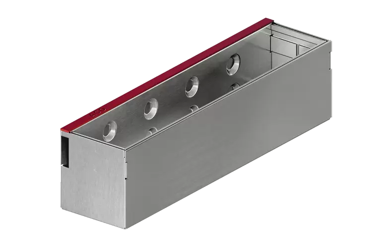 En rektangulär öppen låda av metall med en röd stripe till vänster.