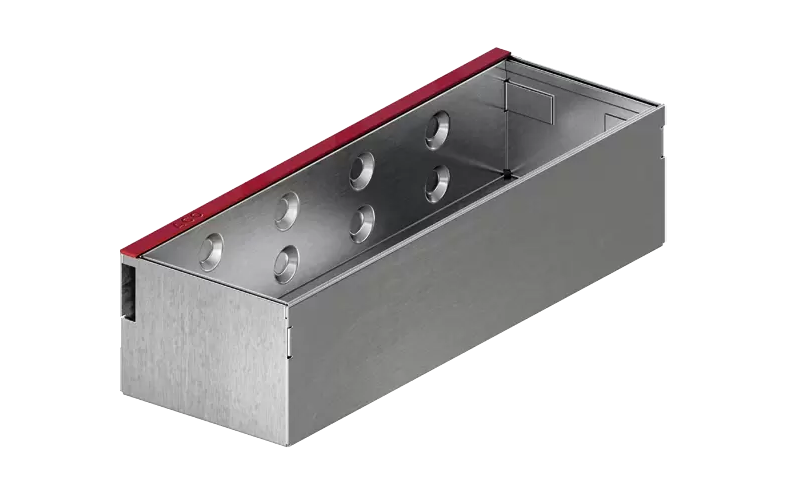 En rektangulär öppen låda av metall med en röd stripe till vänster.