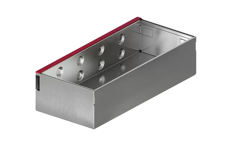 En rektangulär öppen låda av metall med en röd stripe till vänster.