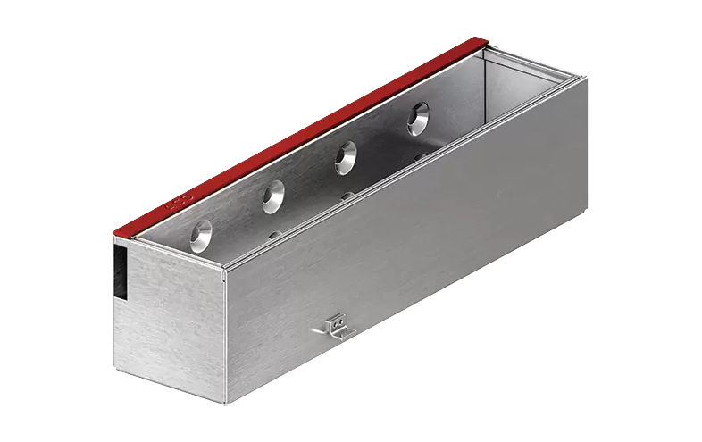 En rektangulär öppen låda av metall med en röd stripe till vänster.