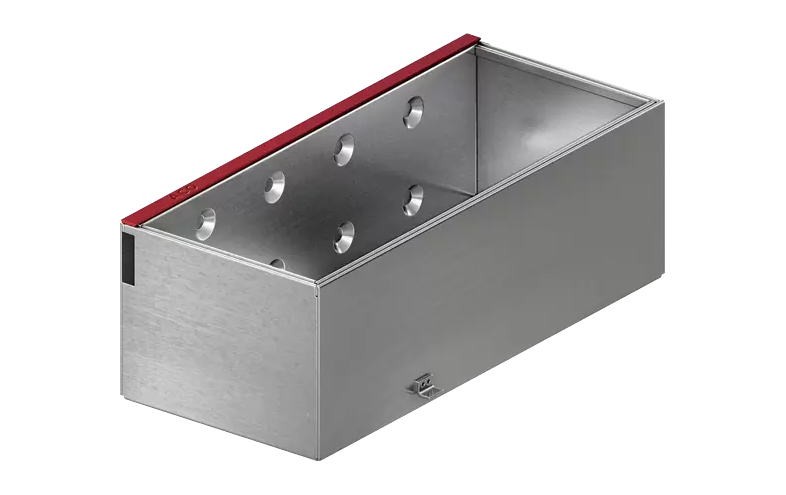 En rektangulär öppen låda av metall med en röd stripe till vänster.
