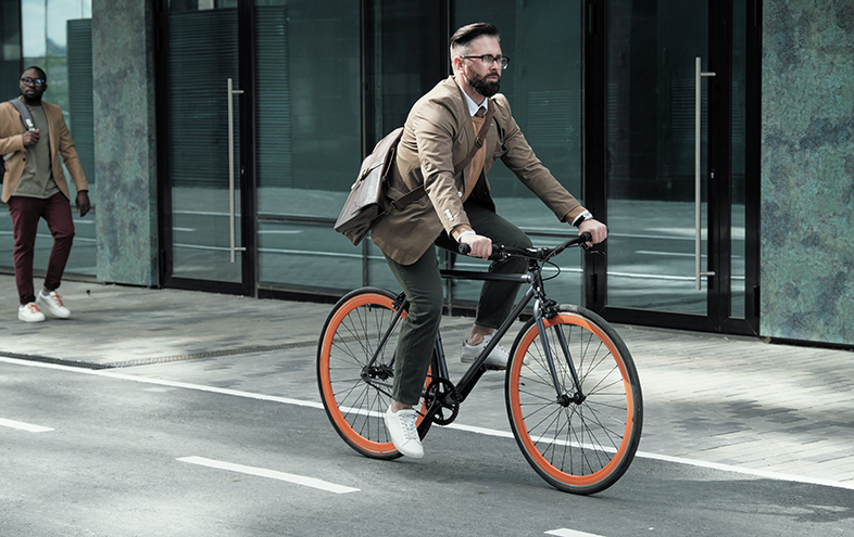 Cyklist i stadsmiljö.