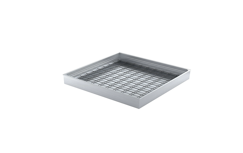 Djup stålfärgad kvadratisk golvram med metallnät.