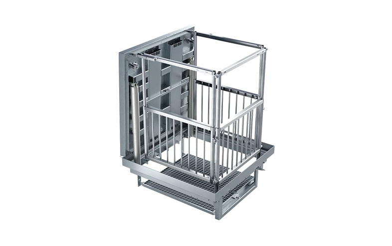 Stålfärgad kvadratisk metallram med lucka och stålställning.