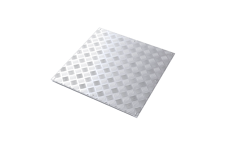 Metallfärgad och räfflad kvadratisk platta.