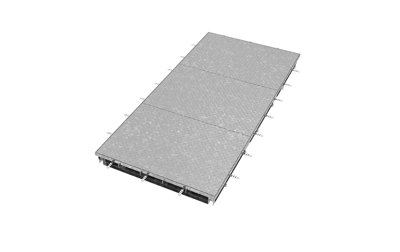 Stålfärgad och räfflad rektangulär golvplatta med sidofästen