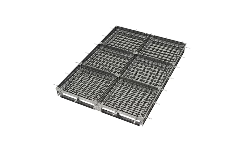 Flera stålfärgade kvadratiska golvramar med metallnät.