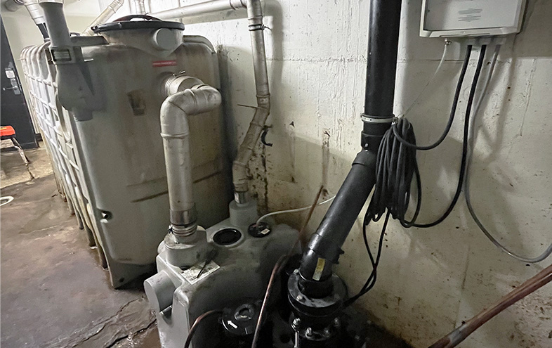 Avskiljare, pumpstation och rör i källare.