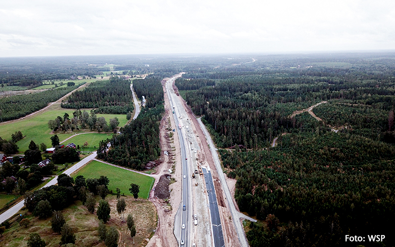 En motorväg med många bilar.